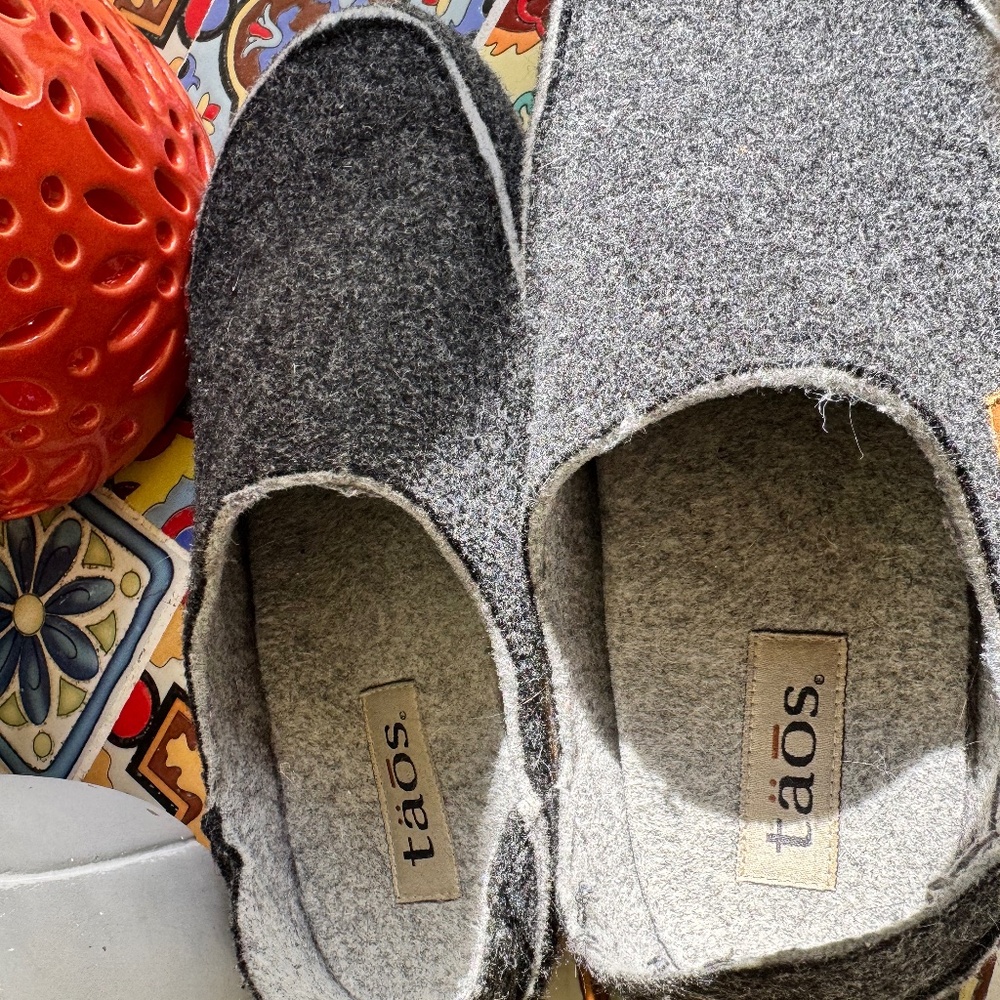 Taos Unisex Convertawool Clogs or Slippers Size 38, charcoal. Men or Women - Picture 6 of 8